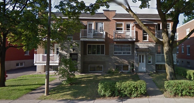 property at 10040 Saint-Denis Rue
