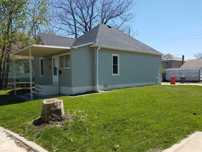 401 E Washington St in Champaign, IL - Building Photo - Building Photo