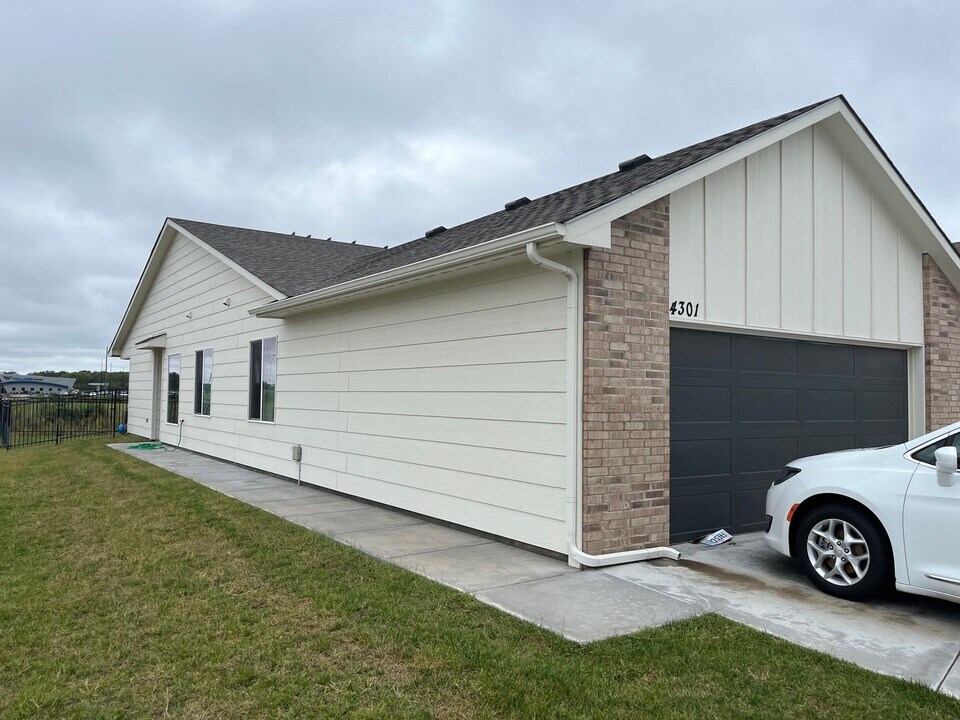 4301 N Sandplum St in Wichita, KS - Building Photo
