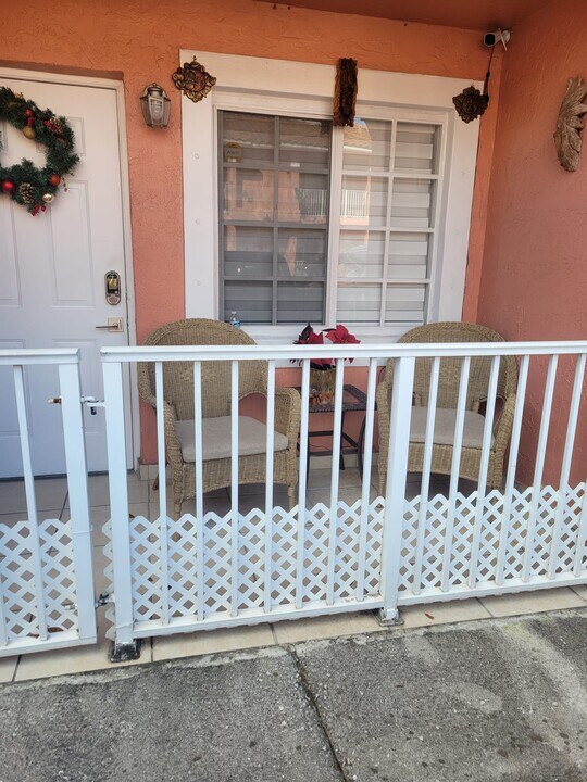 5810 W 18th Ln, Unit 106 in Hialeah, FL - Foto de edificio