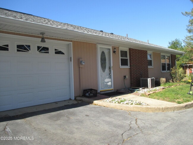 530A Portsmouth Dr in Lakewood, NJ - Building Photo - Building Photo