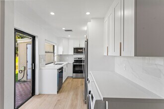 6225 NW 171st St in Hialeah, FL - Building Photo - Building Photo