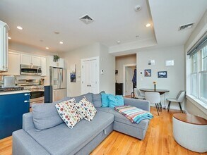 345 W Broadway, Unit 5 in Boston, MA - Building Photo - Building Photo