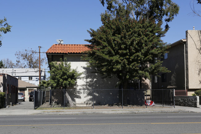 14743 Victory Blvd in Van Nuys, CA - Building Photo - Building Photo