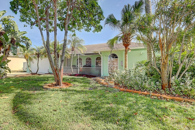 238 SW Grove Ave in Port St. Lucie, FL - Foto de edificio - Building Photo