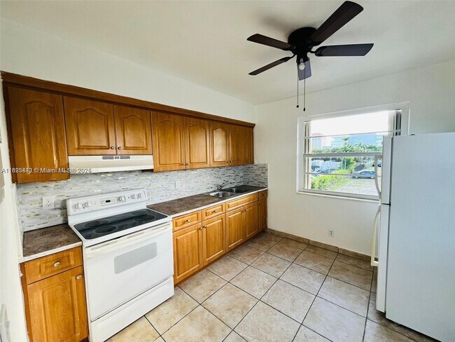 3452 SW 7th St in Miami, FL - Foto de edificio - Building Photo