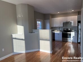 1084 Dorchester Ave, Unit 1 in Boston, MA - Foto de edificio - Building Photo