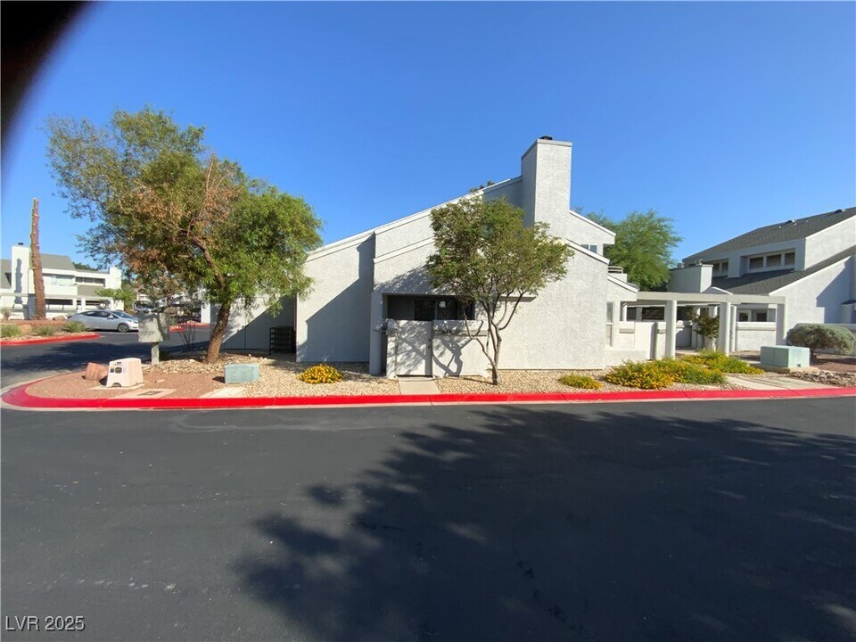 5644 Vineyard Ln in Las Vegas, NV - Building Photo