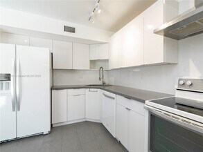 10224 SW 77th Ct in Miami, FL - Foto de edificio - Building Photo