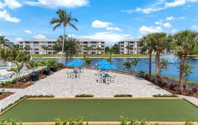 16635 Lake Cir Dr, Unit 613 in Ft. Myers, FL - Foto de edificio - Building Photo