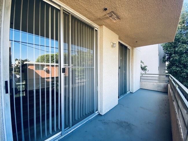 1220 N Las Palmas Ave, Unit 307 in Los Angeles, CA - Building Photo - Building Photo
