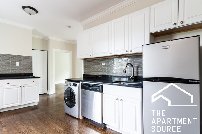 655 W Roscoe St, Unit 2