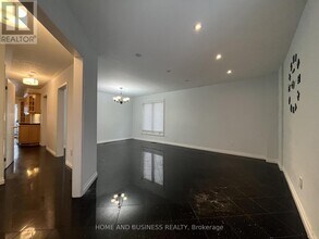 7132 Harding Crescent in Mississauga, ON - Building Photo - Building Photo