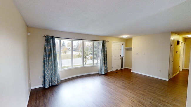 9813-9873 73 Ave in Grande Prairie, AB - Building Photo - Building Photo