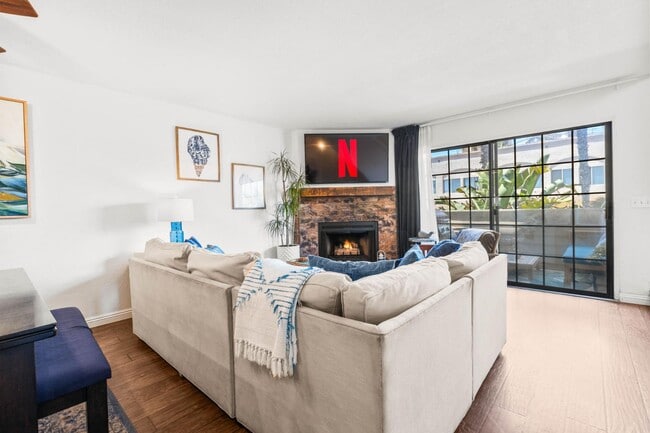 727 Seacoast Dr in Imperial Beach, CA - Foto de edificio - Building Photo