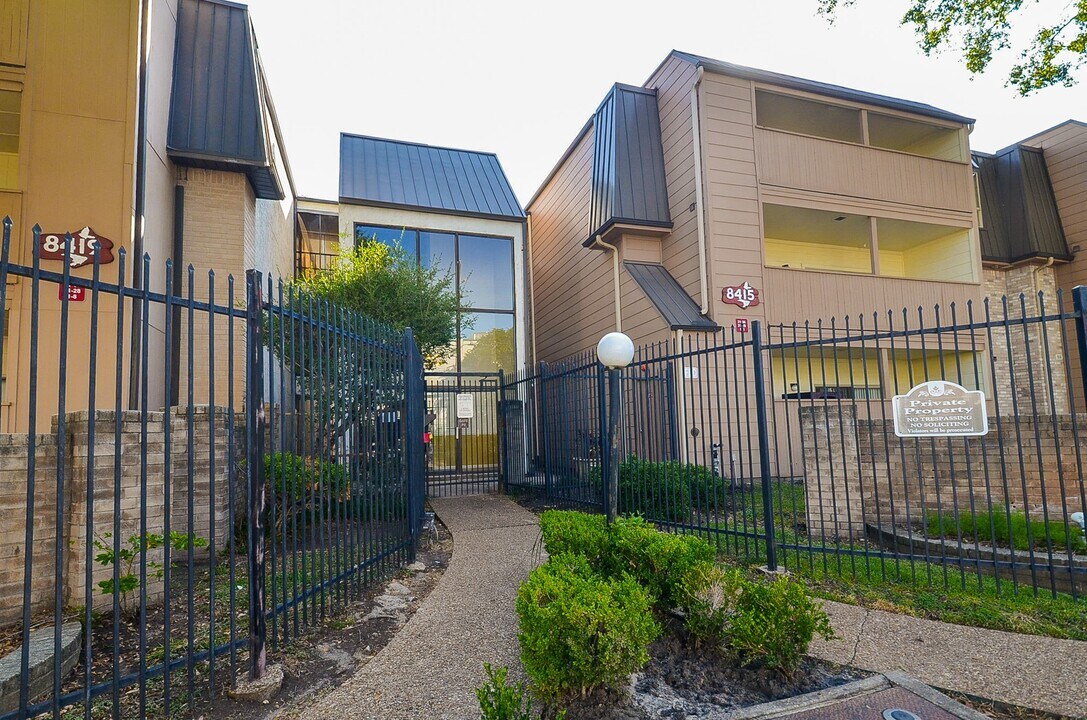 8415 Hearth Dr in Houston, TX - Building Photo