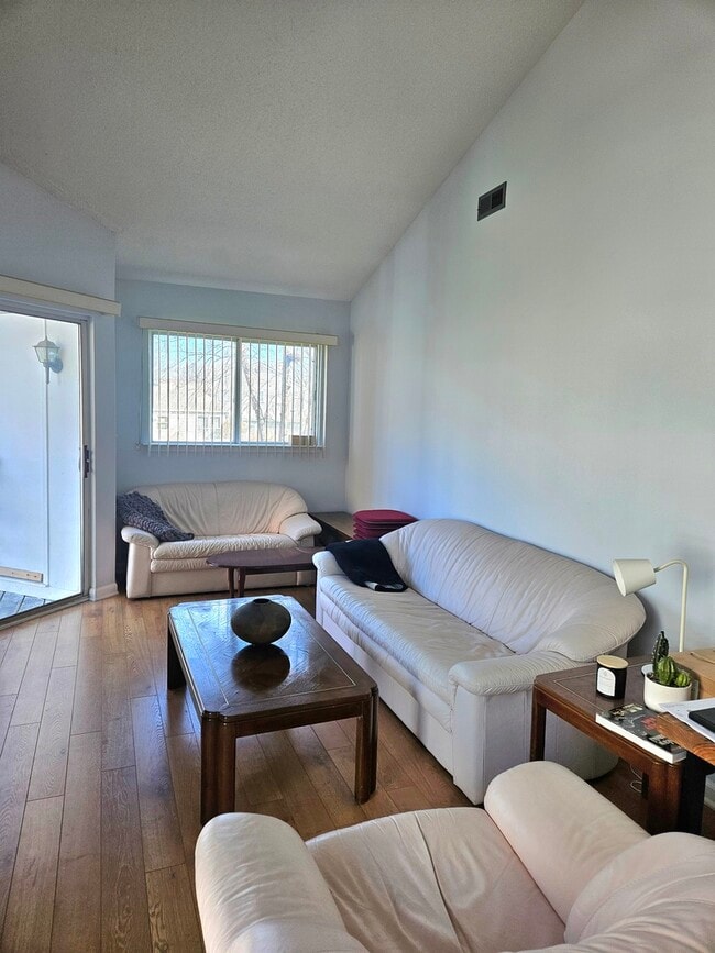 1068 Courtland Dr in Buffalo Grove, IL - Foto de edificio - Building Photo