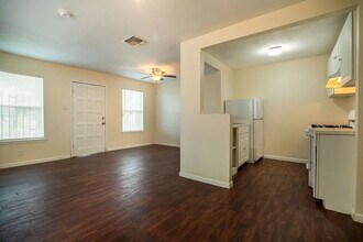 2611 W French Pl in San Antonio, TX - Building Photo - Building Photo