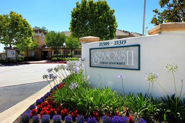 Seasons II Senior Apartment Homes in Lakewood, CA - Foto de edificio - Building Photo