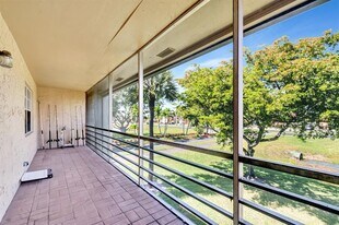 100 Lake Meryl Dr in West Palm Beach, FL - Building Photo