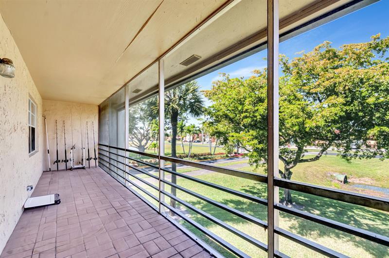 100 Lake Meryl Dr in West Palm Beach, FL - Building Photo