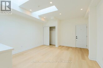 2199 Queen St E in Toronto, ON - Building Photo - Building Photo