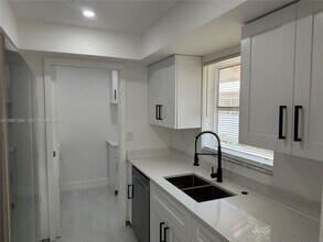 890 SW 28th St in Fort Lauderdale, FL - Building Photo - Building Photo