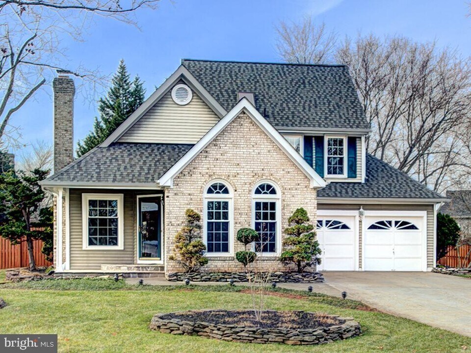 13432 Muirkirk Ln in Herndon, VA - Foto de edificio