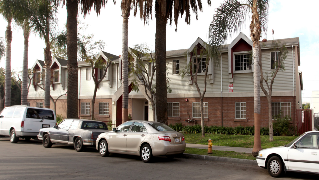 Merit Hall Apartments in Long Beach, CA - Building Photo