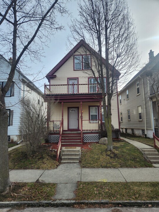 3142 N Pierce St, Unit 2 in Milwaukee, WI - Building Photo