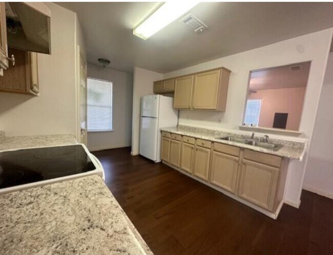 327 Lincoln St in Wharton, TX - Foto de edificio - Building Photo