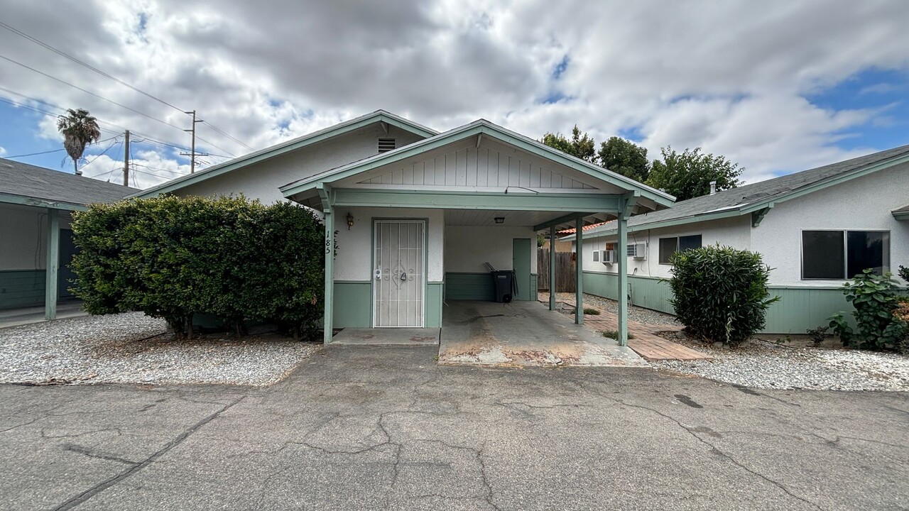 185 N Hemet St in Hemet, CA - Building Photo