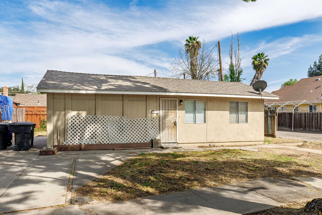 522 Sierra Dr in Modesto, CA - Foto de edificio