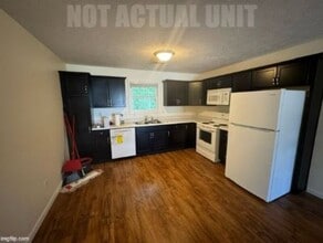 2000 W Herrin St in Herrin, IL - Building Photo - Building Photo