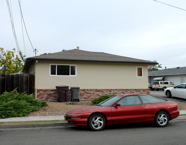 1115 Butte Ct in Santa Rosa, CA - Foto de edificio - Building Photo