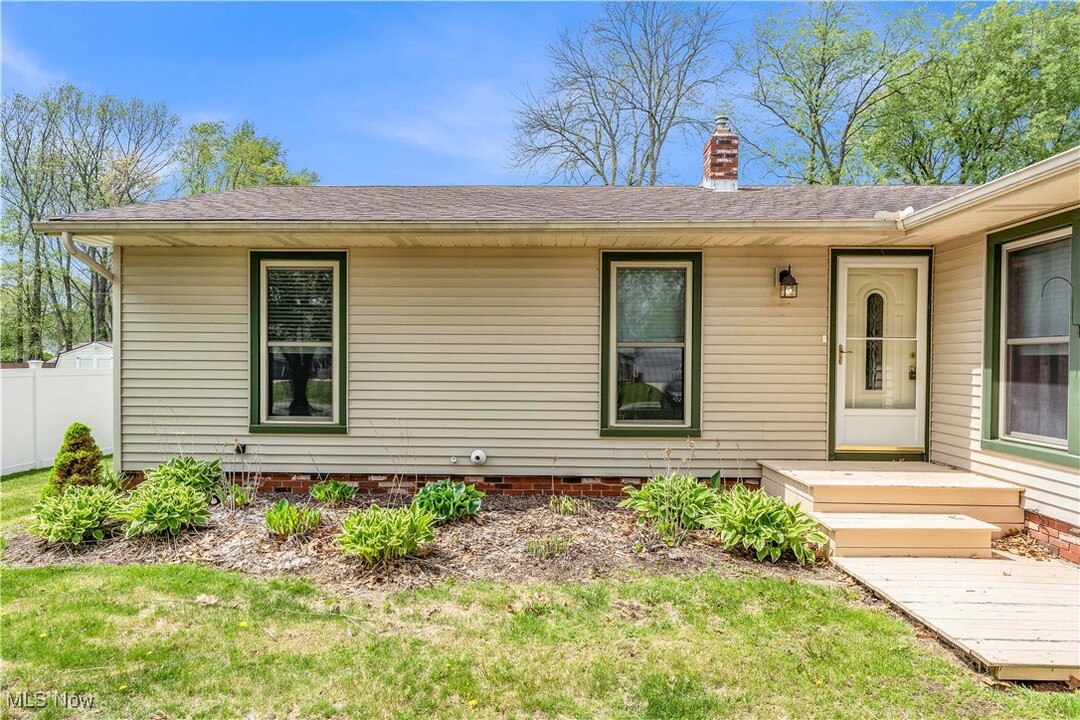 1021 Larchview Dr in Painesville, OH - Building Photo