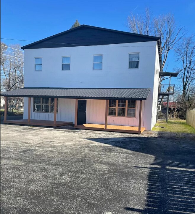 212 Washington St in Stanton, KY - Building Photo