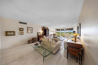 800 Cypress Grove Dr in Pompano Beach, FL - Building Photo - Building Photo