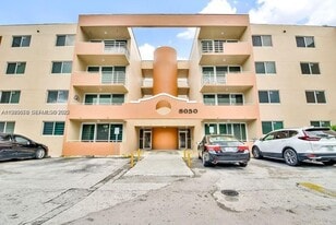 8050 NW 8th St in Miami, FL - Building Photo