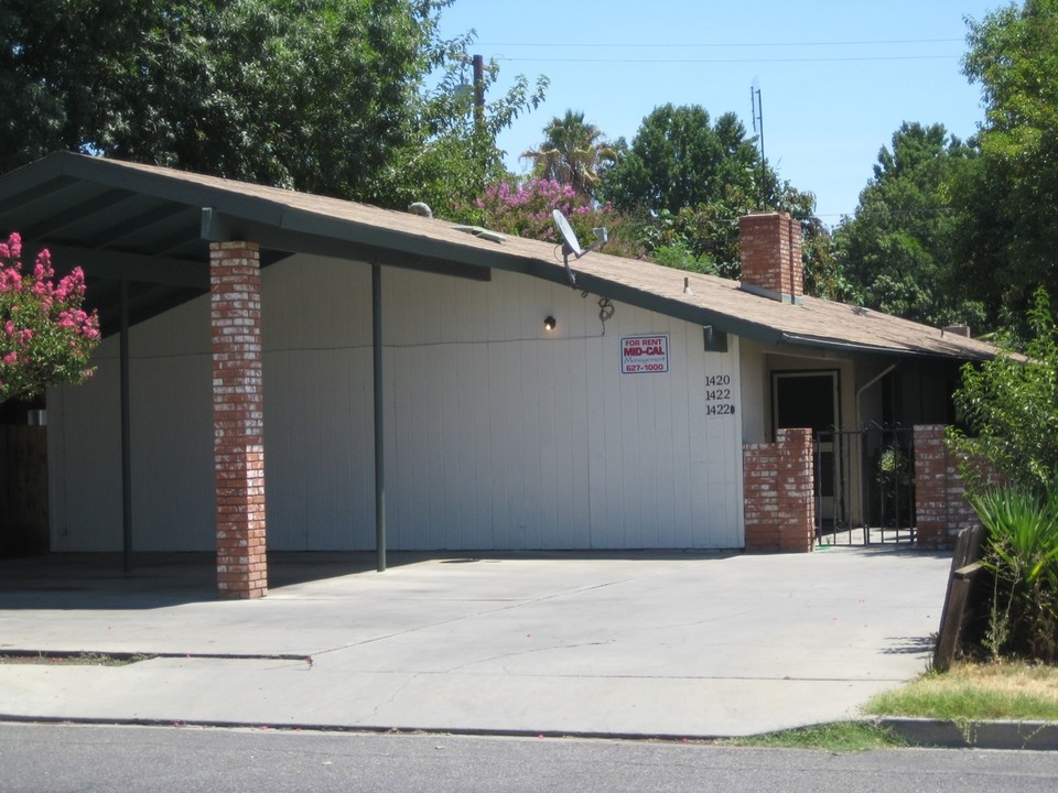 1420 S Central St in Visalia, CA - Foto de edificio