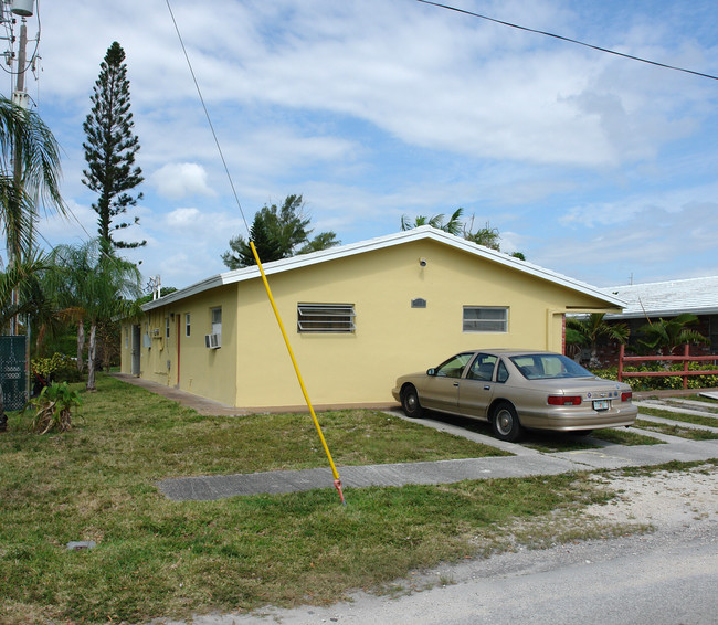 421-423 NE 3rd Ave in Hallandale Beach, FL - Building Photo - Building Photo