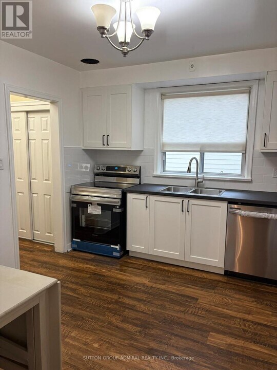 20 Meadowbrook Rd in Toronto, ON - Building Photo