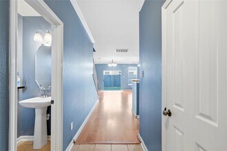 8030 Singing Sonnet Ln in Houston, TX - Building Photo - Building Photo