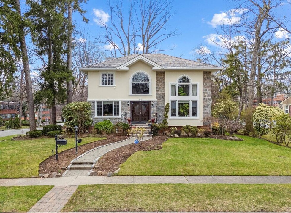 26 Somerset Dr N in Great Neck, NY - Building Photo