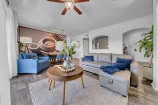 7607 Southern Brook Bend in Tampa, FL - Building Photo