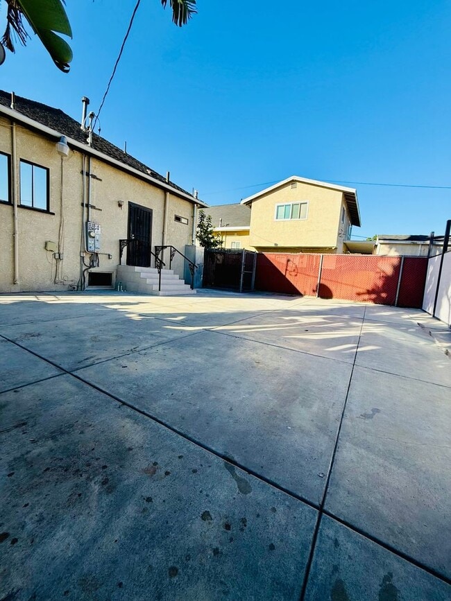 324 W Sepulveda St in Los Angeles, CA - Building Photo - Building Photo