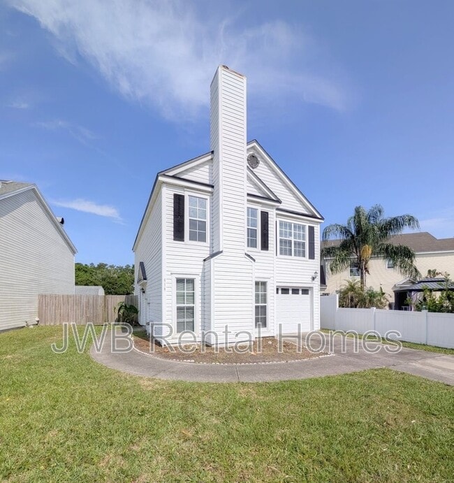 618 Staffordshire Dr E in Jacksonville, FL - Foto de edificio - Building Photo