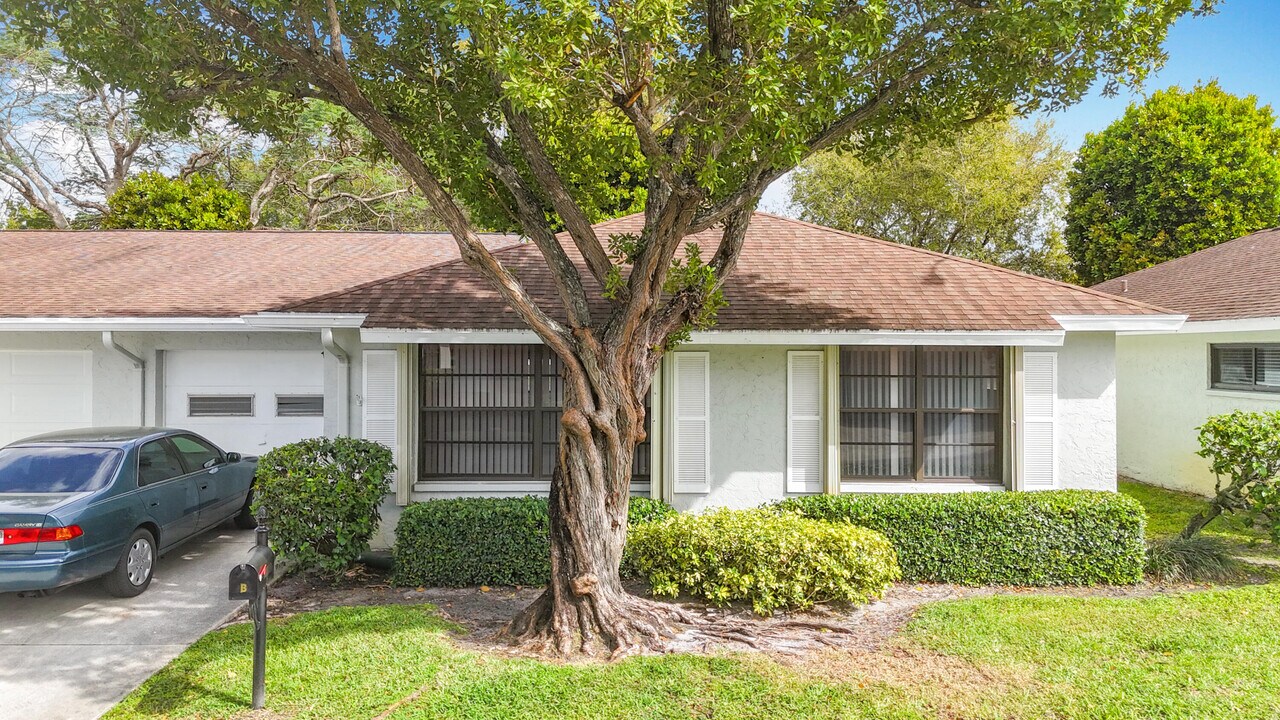 9780 Pecan Tree Dr in Boynton Beach, FL - Building Photo