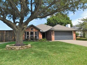 2001 Oak Tree Dr in Denton, TX - Building Photo - Building Photo