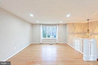 9705 Locust Hill Dr in Great Falls, VA - Building Photo - Building Photo